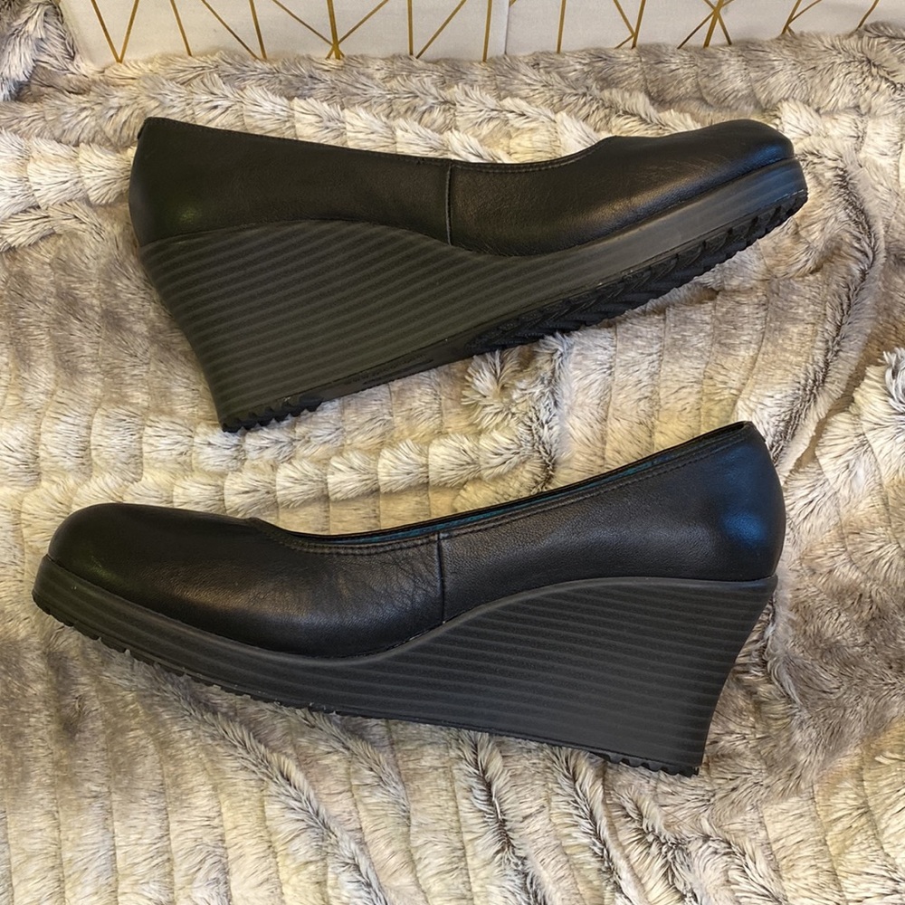 CROCS A-Leigh Black Leather Closed Toe Wedge Heel Women's Size 9 Slip-on Shoe